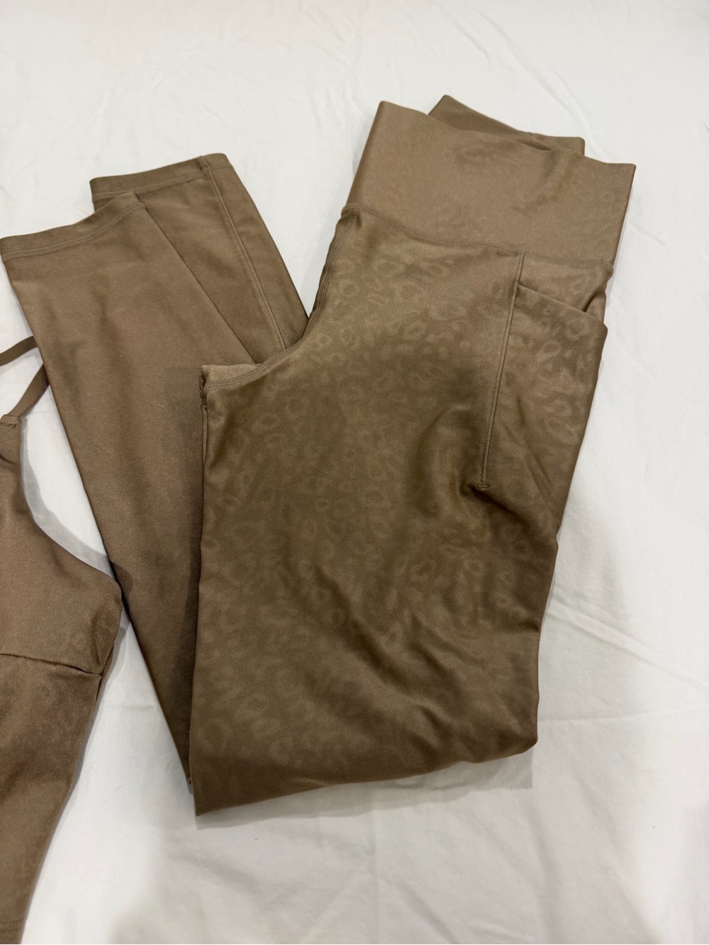 SET - Athleta Elation V Neck Crop & Salutation Stash Legging Alba Animal Beig - Picture 6 of 7